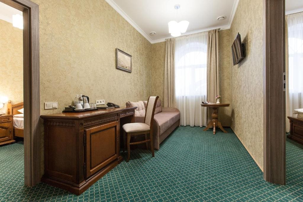 Deluxe Family Room room - Image 3
