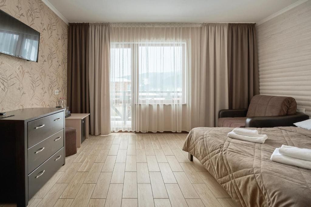Superior Triple Room room - Image 1