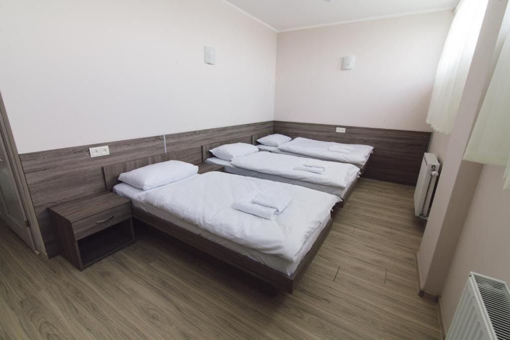 Economy Triple Room room - Image 1