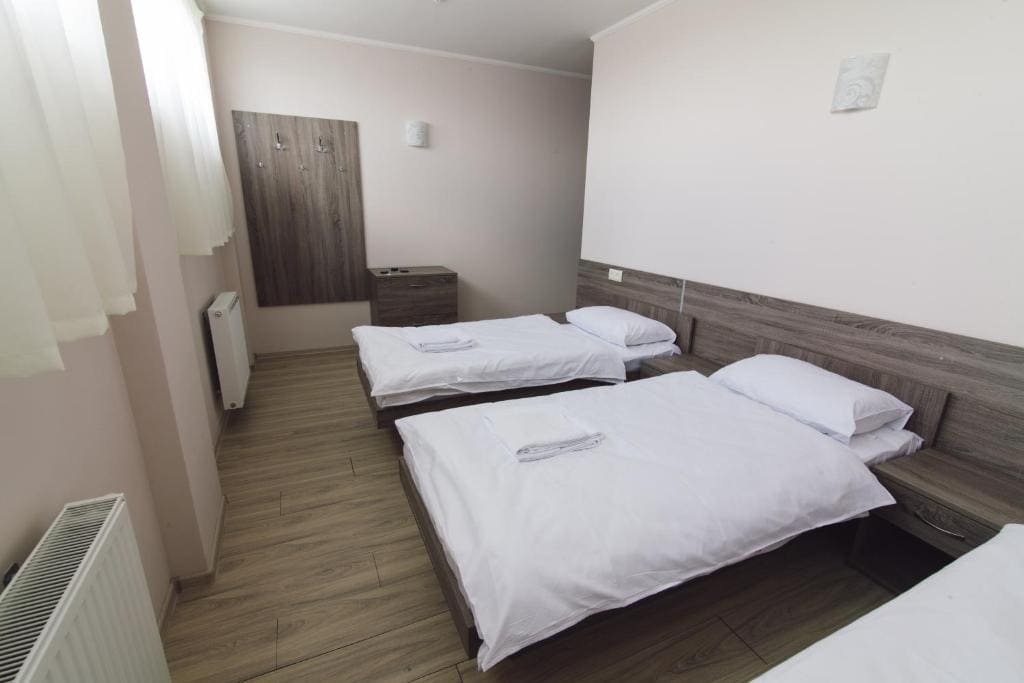 Economy Triple Room room - Image 2