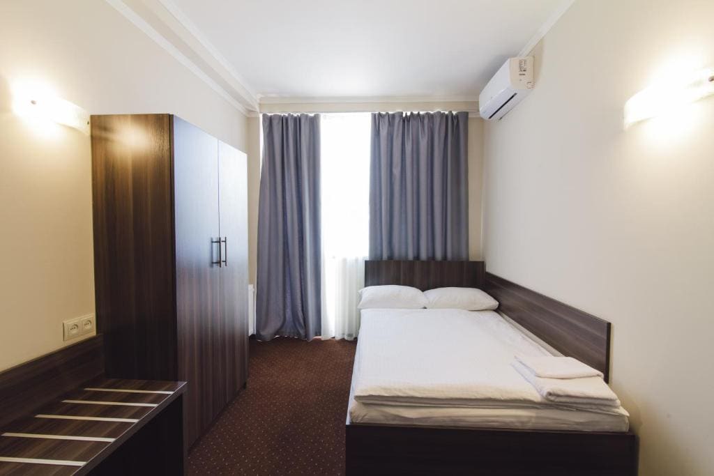 Single Room with Balcony room - Image 3