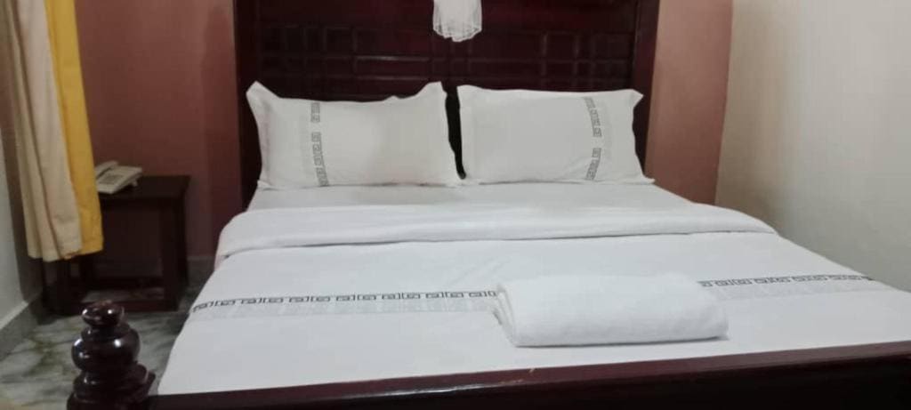 Single Room with Private Bathroom room - Image 1