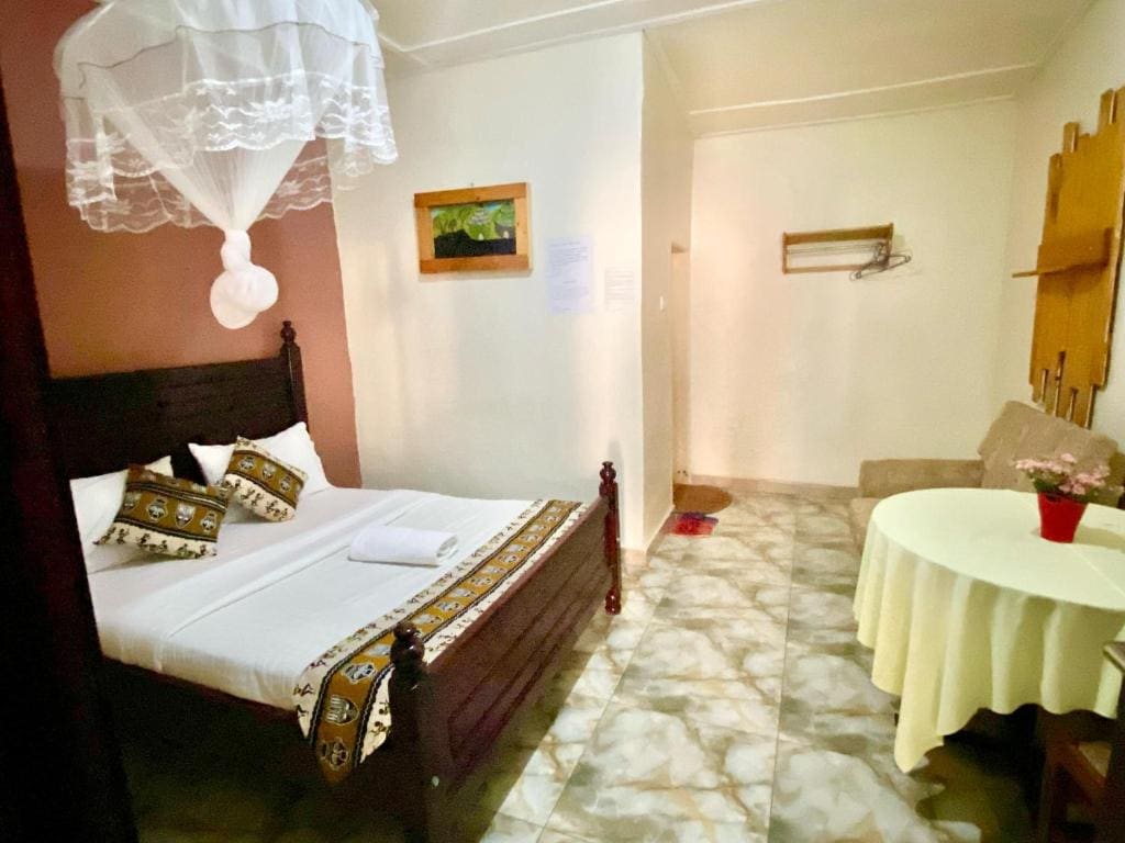 Double Room with Private Bathroom room - Image 3