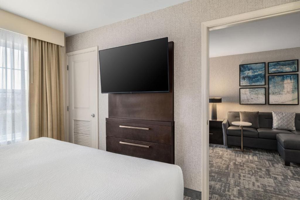 One-Bedroom King Suite with Sofa Bed - Hearing Accessible room - Image 2