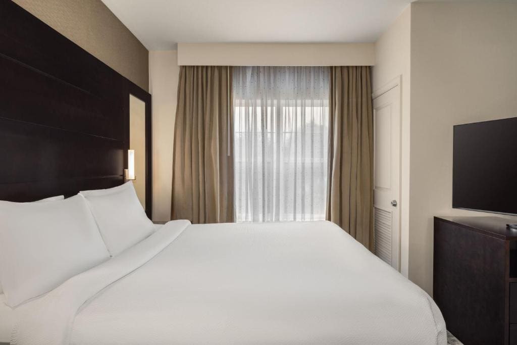 One-Bedroom King Suite with Sofa Bed - Hearing Accessible room - Image 1