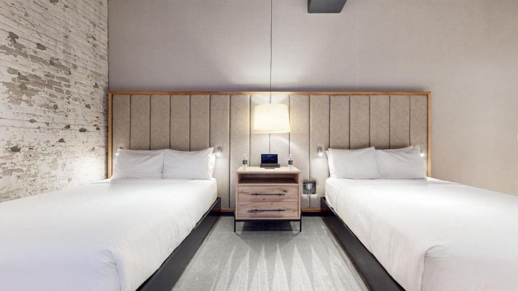 Deluxe Double Queen room - Image 1