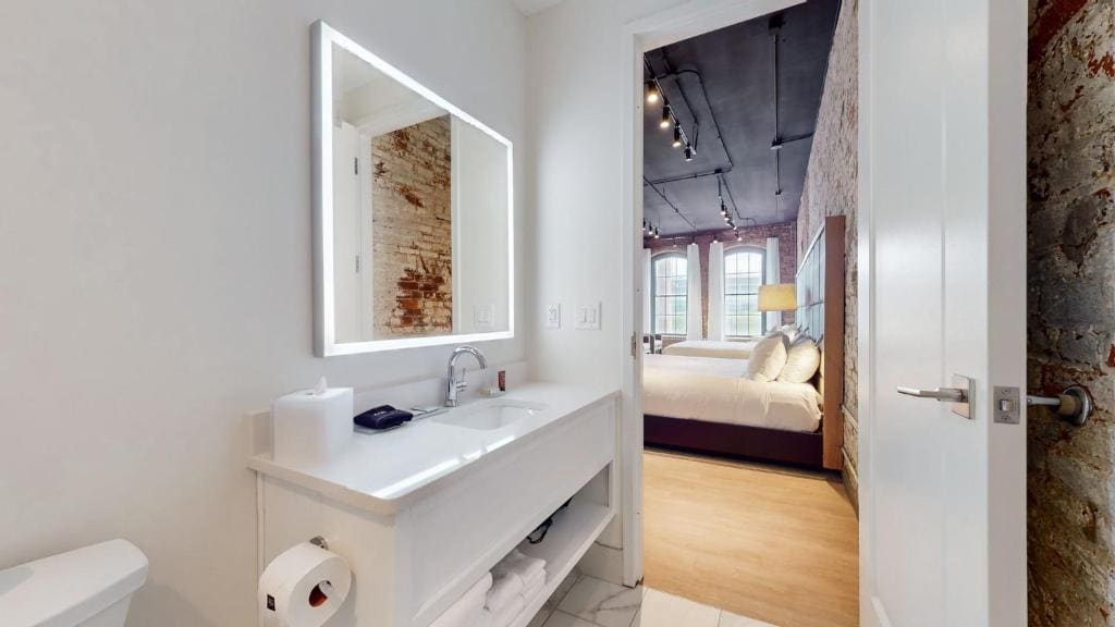 Riverfront Double King w/ Sofa Bed room - Image 3