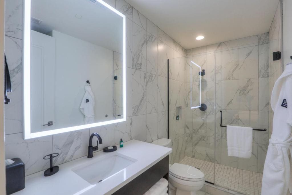 Premium Double Queen Suite w/ Sofa Bed room - Image 3