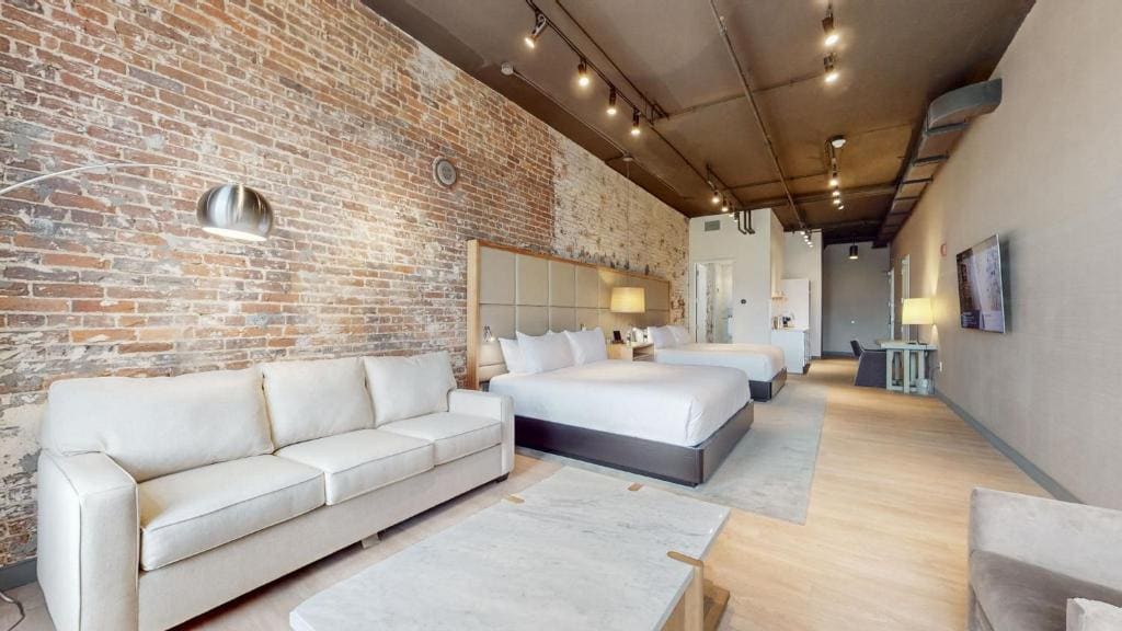 Riverfront Double King w/ Sofa Bed room - Image 2