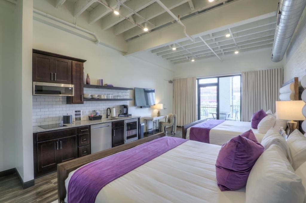 Double King River Front Suite w/ Balcony room - Image 3