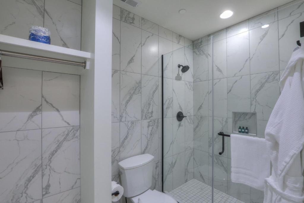 Premium King Suite w/ Sofa Bed room - Image 2