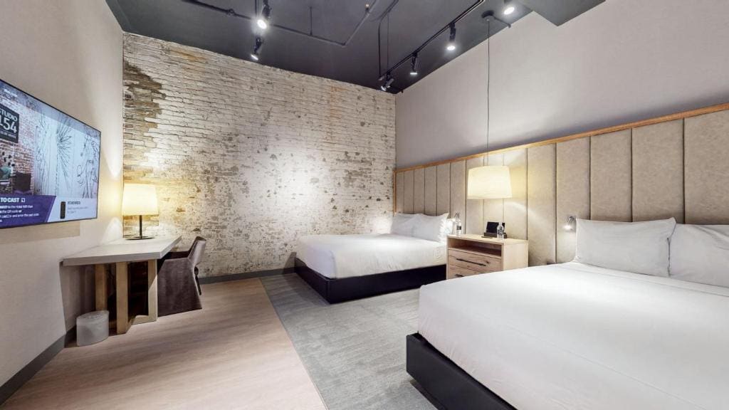 Deluxe Double Queen room - Image 2