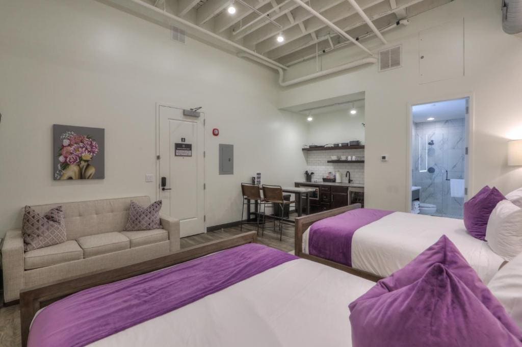 Premium Double Queen Suite w/ Sofa Bed room - Image 2