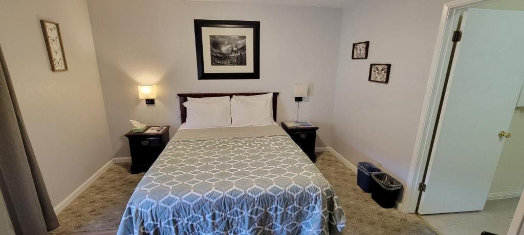Queen Room with Balcony room - Image 2