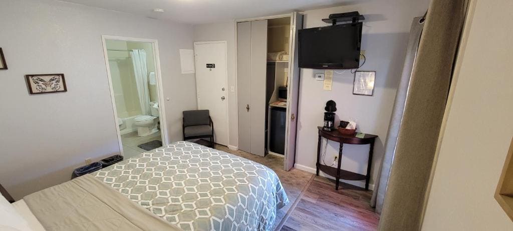 Queen Room with Balcony room - Image 3