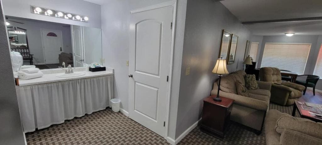 Family Room room - Image 3