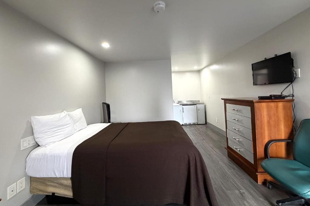 Queen Bed with Kitchenette Non - Smoking room - Image 3