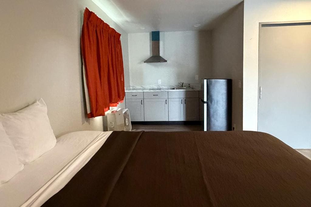 2 Queen Beds with Kitchenette Non-Smoking room - Image 2