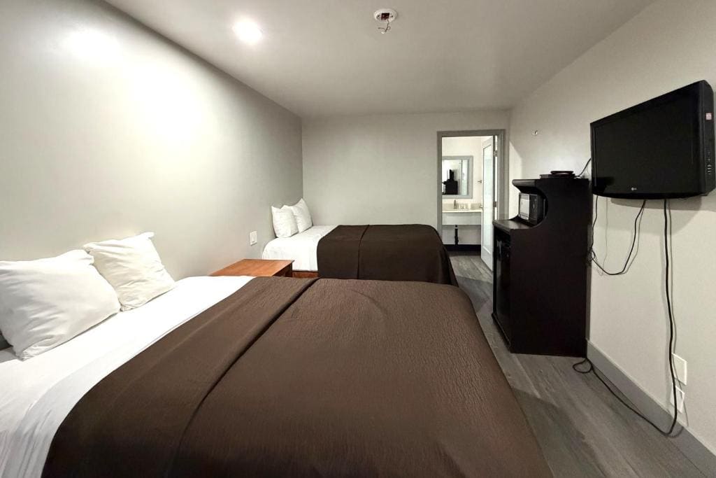 Queen Bed Non-Smoking room - Image 1