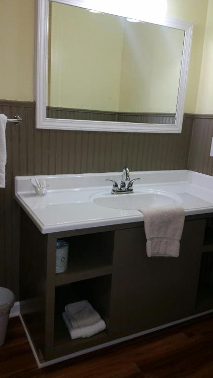 Queen Room with Two Queen Beds - Non-Smoking room - Image 2