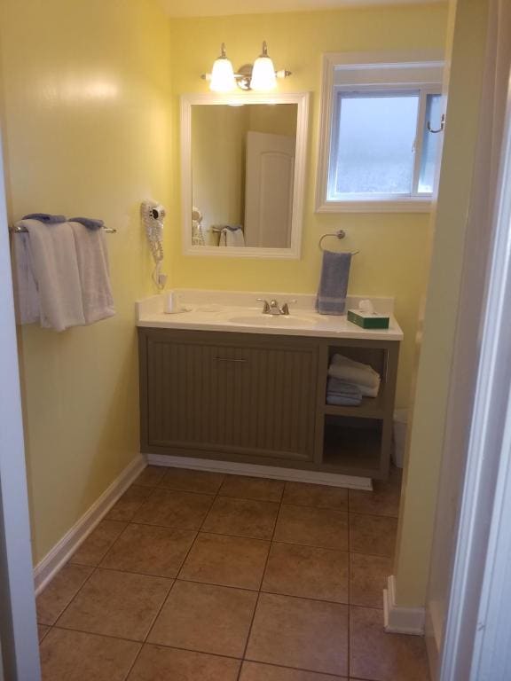Queen Room with Two Queen Beds - Non-Smoking room - Image 3