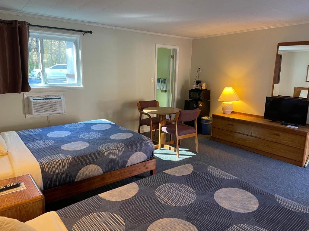 Queen Room with Two Queen Beds - Non-Smoking room - Image 1