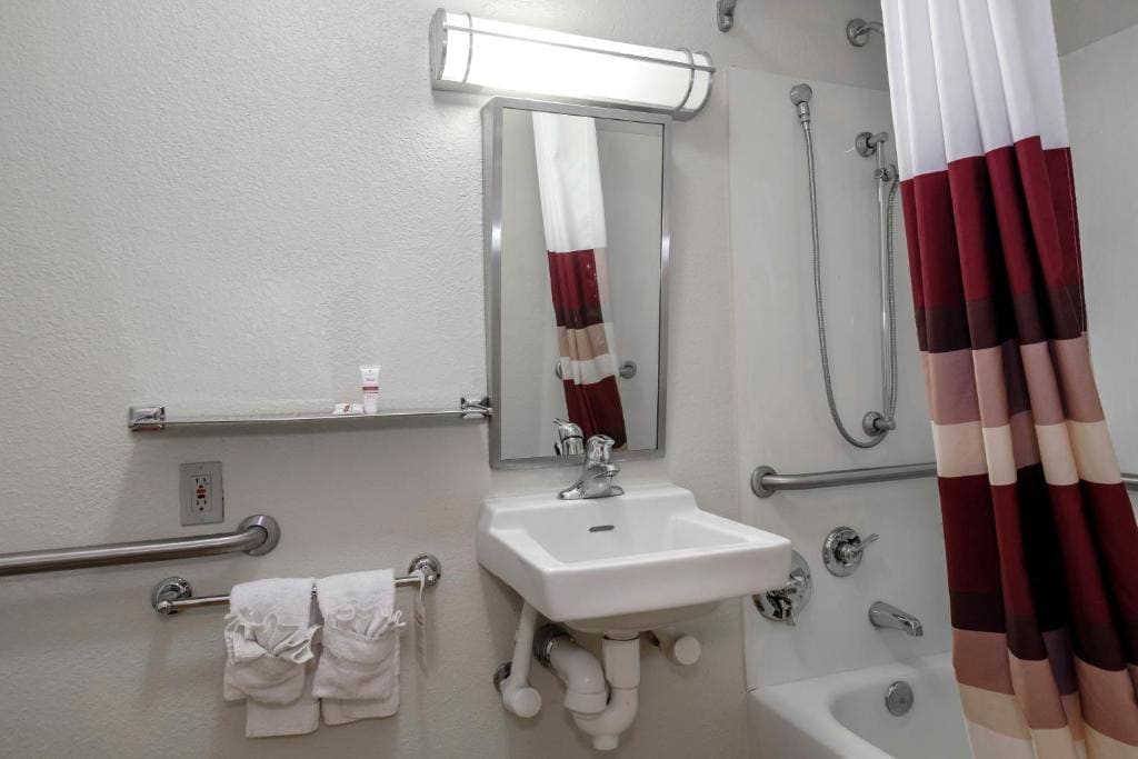 Superior King Room Disability Access Smoke Free room - Image 3