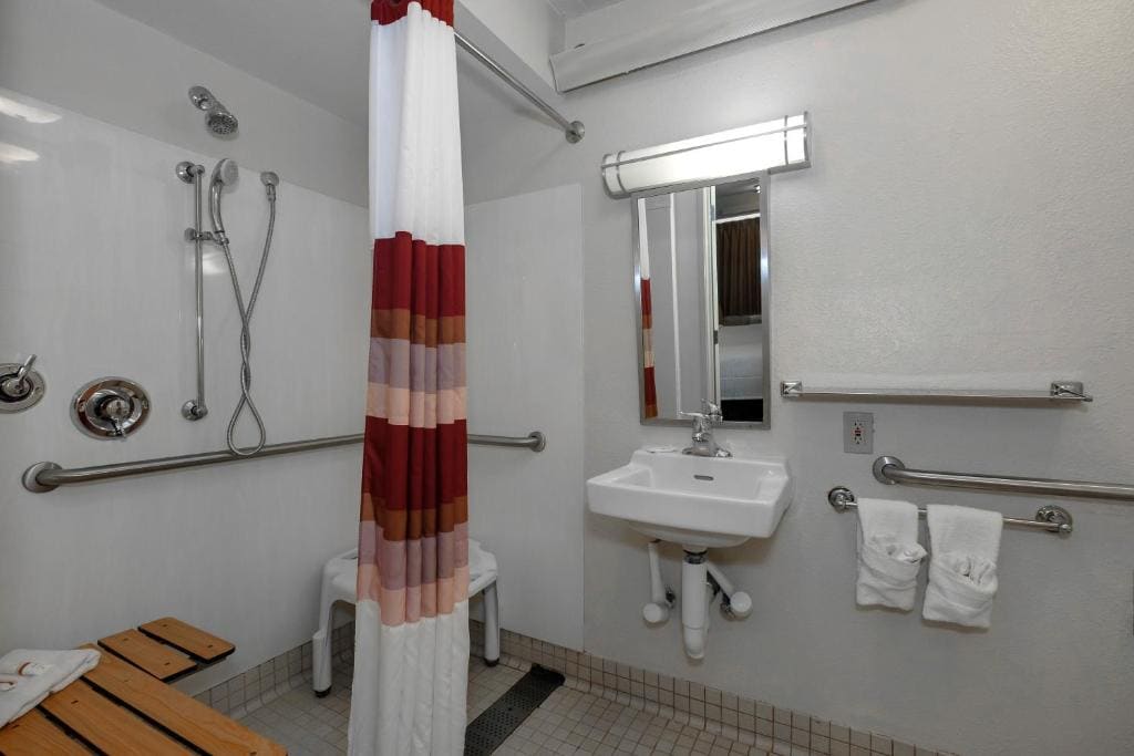 Superior King Room Disability Access Roll-ln Shower Smoke Free room - Image 3