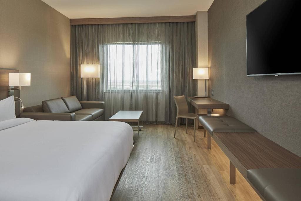 Guest room, 1 King, Sofa bed room - Image 2