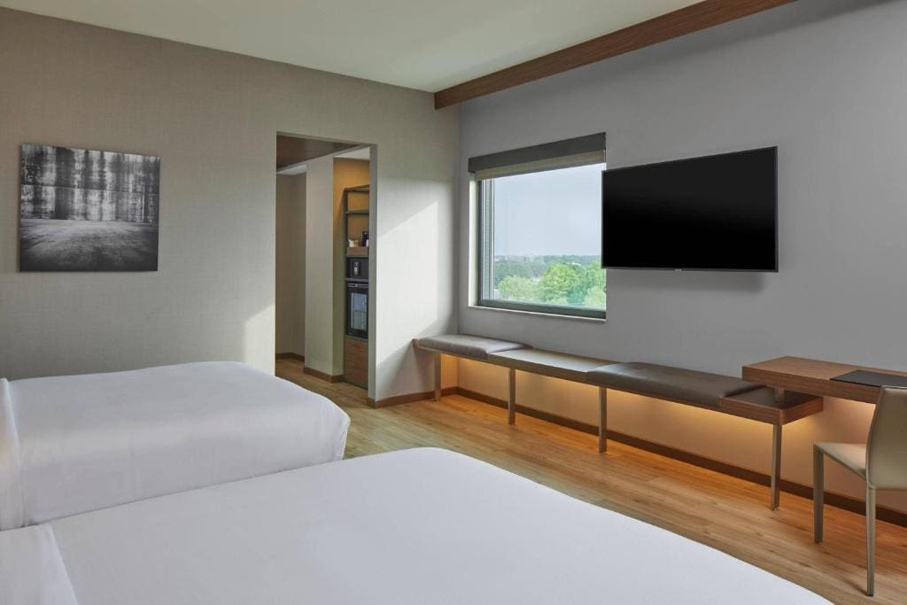 Guest room, 2 Queen, Corner room room - Image 1