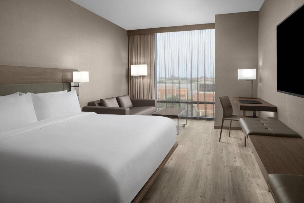 King Guest Room room - Image 3