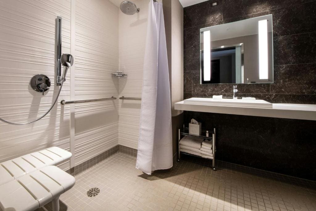 King Room with Windows on Two Sides - Hearing Accessible room - Image 3