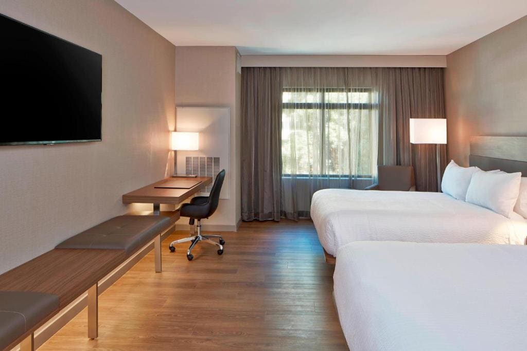 Queen Room with Two Queen Beds and Bathtub - Mobility Access room - Image 1