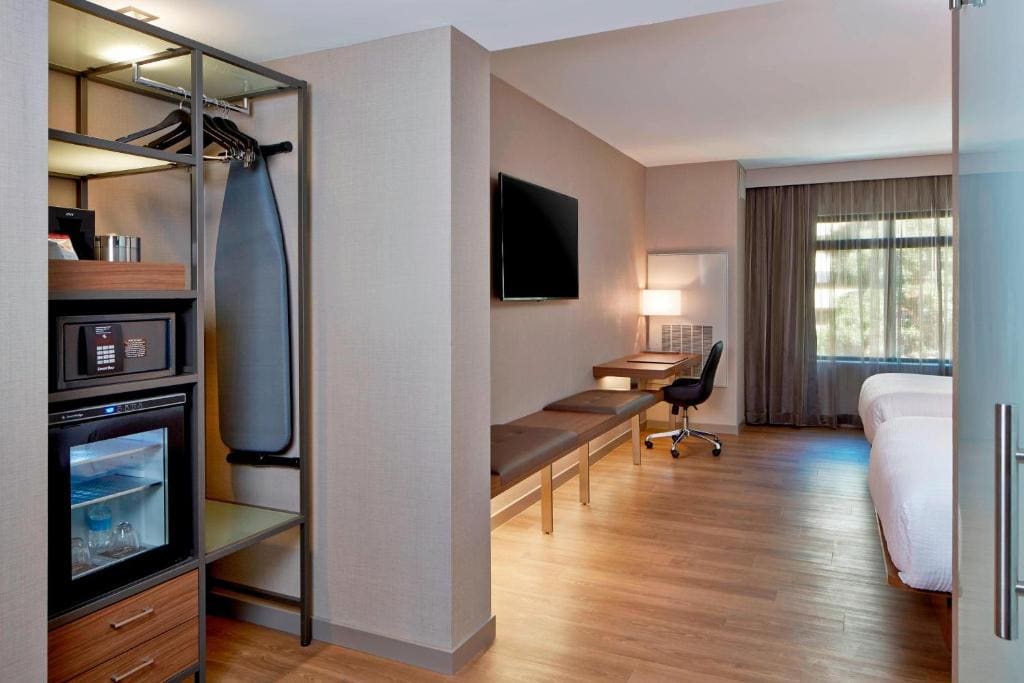 Queen Room with Two Queen Beds and Bathtub - Mobility Access room - Image 3