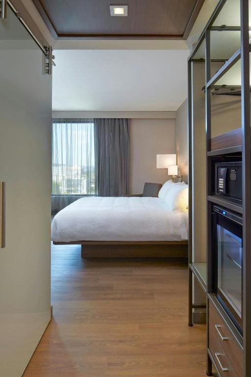King Room with Windows on Two Sides - Hearing Accessible room - Image 2