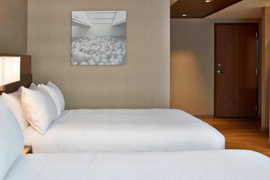 Queen Room with Two Queen Beds and Bathtub - Mobility Access room - Image 2