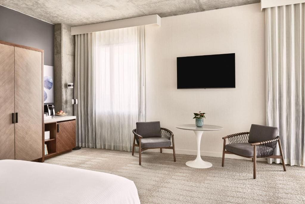 One-Bedroom Dark Sky Corner King Suite with Roll-In Shower - Mobility Accessible room - Image 1