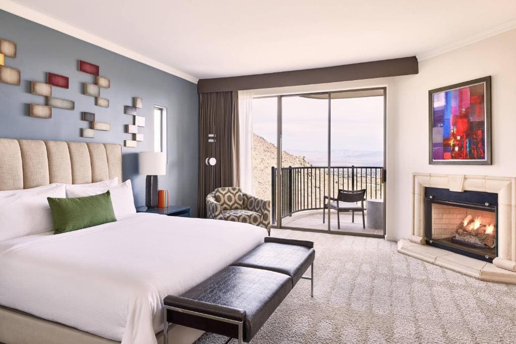 Cliffside, Larger Guest room, 1 King, Fireplace room - Image 1
