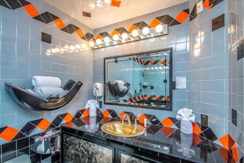 Motorcycle Madness room - Image 2