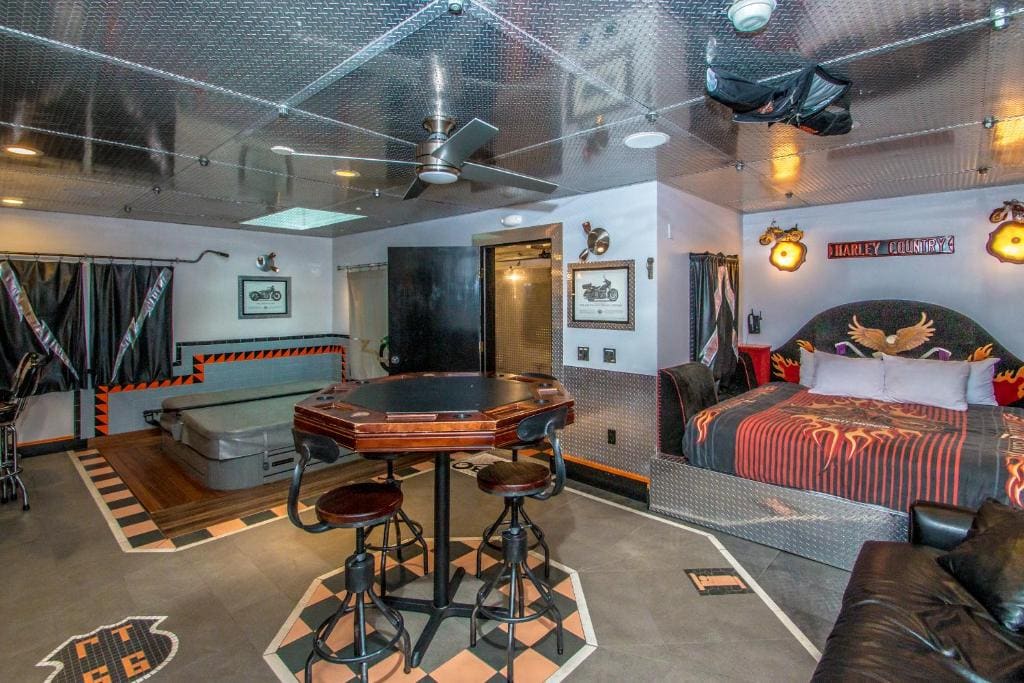 Motorcycle Madness room - Image 3