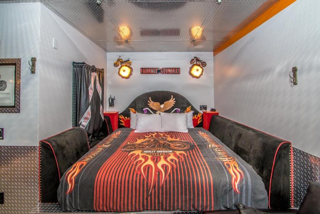 Motorcycle Madness room - Image 1