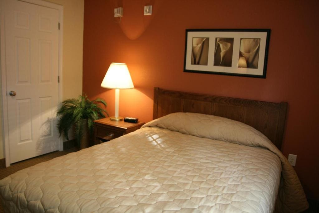 Queen Suite room - Image 2