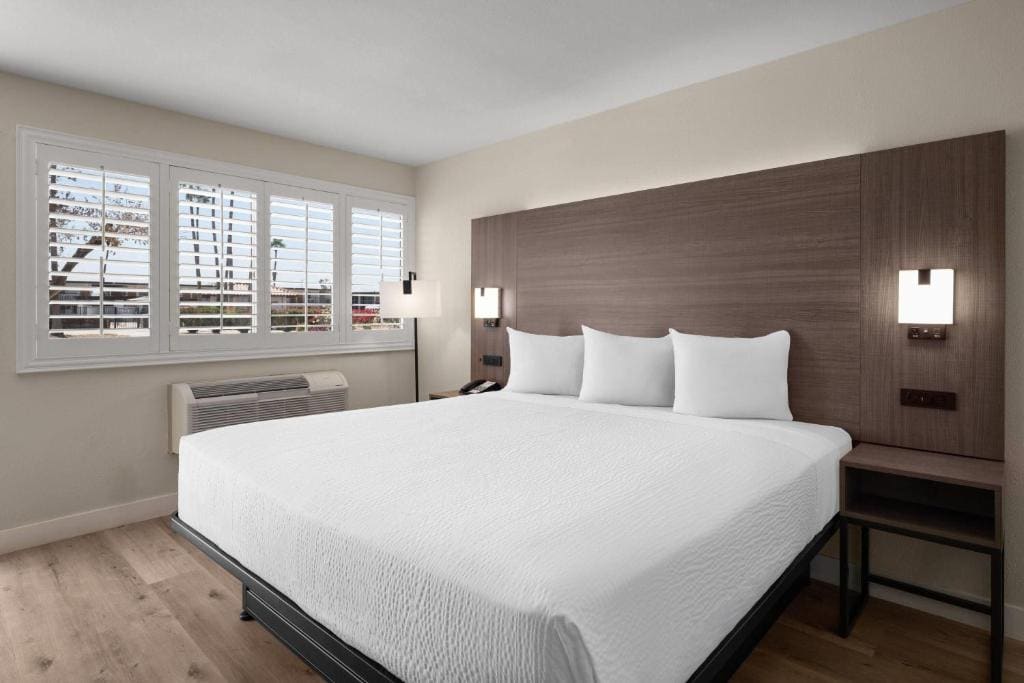 1 King Bed, Mobility Accessible Room, Bathtub w/ Grab Bars, Non-Smoking room - Image 2