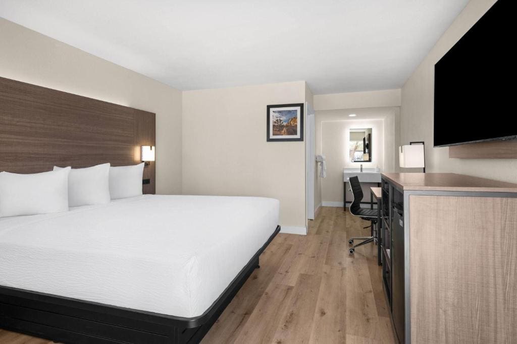 1 King Bed, Mobility Accessible Room, Bathtub w/ Grab Bars, Non-Smoking room - Image 1