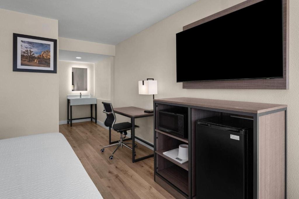 1 King Bed, Mobility Accessible Room, Bathtub w/ Grab Bars, Non-Smoking room - Image 3