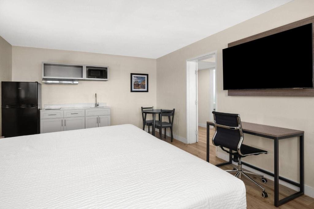 Deluxe King Suite with Kitchenette - Non-Smoking room - Image 2