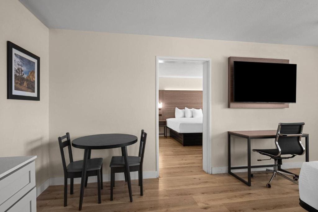 Deluxe King Suite with Kitchenette - Non-Smoking room - Image 3