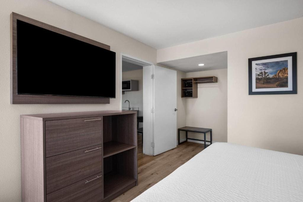 Deluxe King Suite with Kitchenette - Non-Smoking room - Image 1