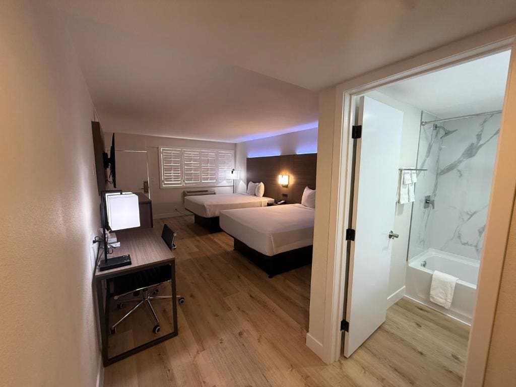 Queen Room with Two Queen Beds - Non-Smoking room - Image 3