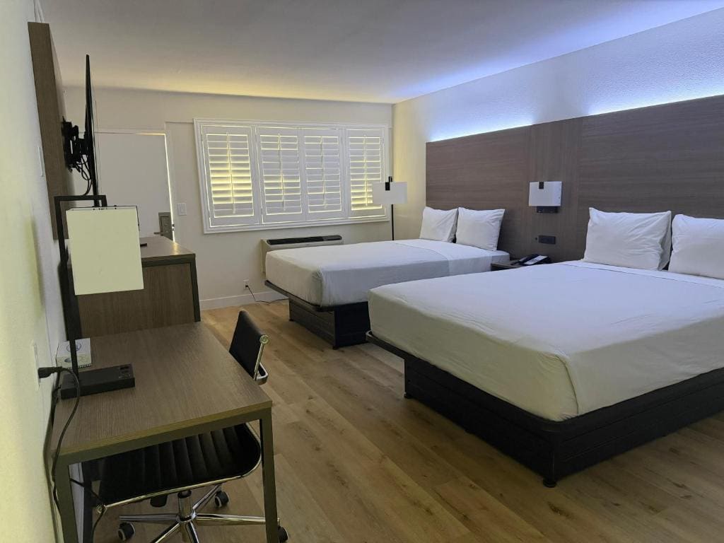 Queen Room with Two Queen Beds - Non-Smoking room - Image 2